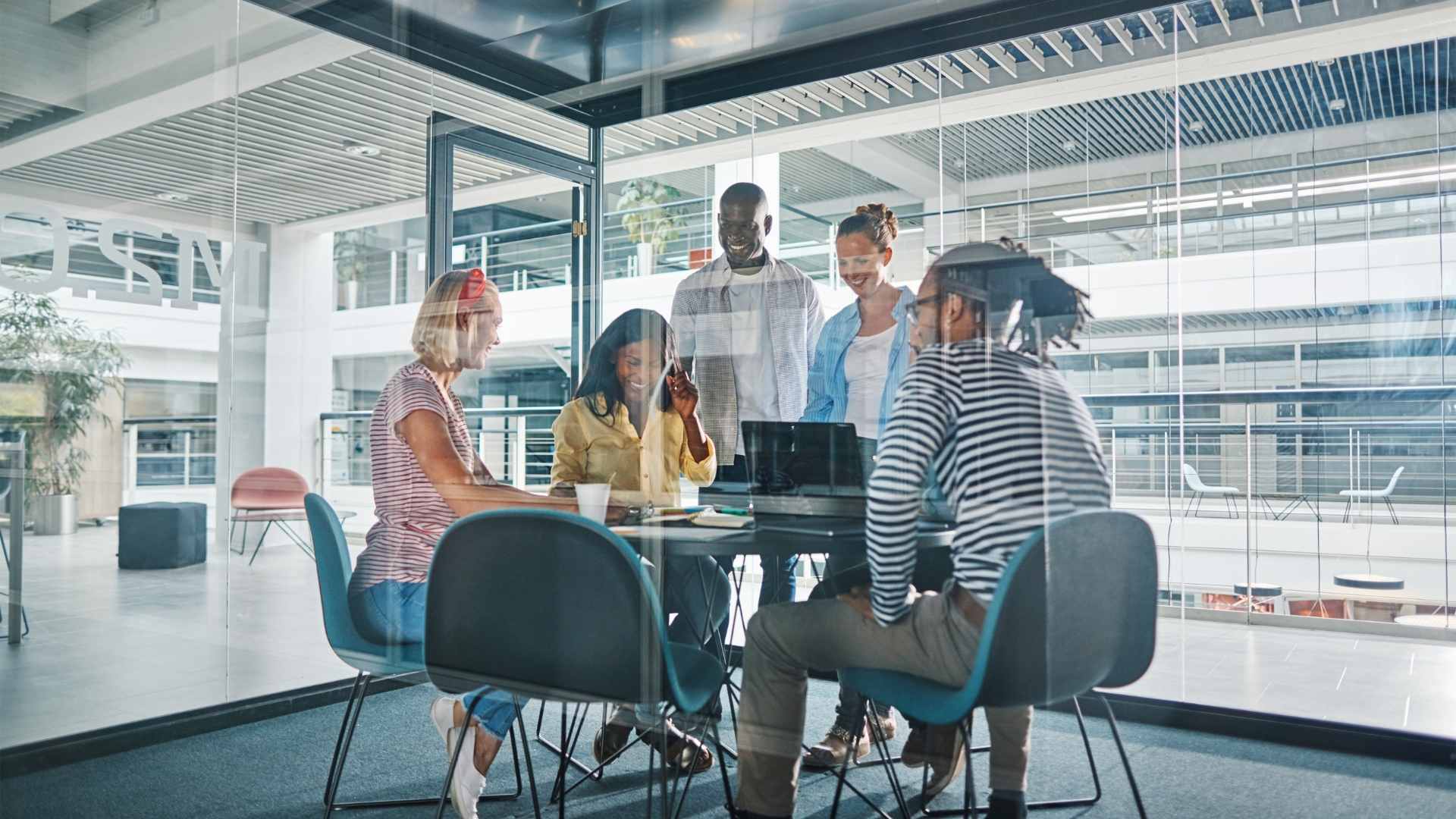 Pessoas trabalhando em uma sala representando o empreendedorismo.