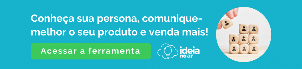 Banner com fundo azul claro. Texto em branco a direita: Conheça sua persona, comunique-melhor o seu produto e venda mais! Abaixo um botão verde claro com o texto em branco Acesse a ferramenta e ao lado a logo branca do Ideia no Ar. A direita, a imagem de blocos de madeira com ícones de pessoas.